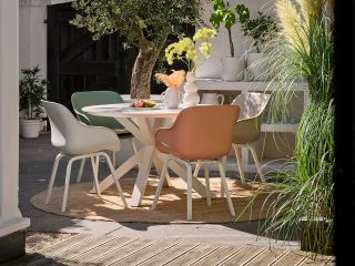 Elegantní keramická deska, robustní hliníkové podnoží a čisté linie, které se hodí na každou moderní terasu. Stůl Xander...