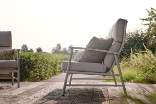 🌿 Flora: Jídelní sestava v tmavém odstínu a lounge v béžovém Flora je láska na první posezení. 💚 V tmavé dodá šmrnc, v...