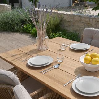 Fremont je teakový stůl, který se stane srdcem vaší zahrady. 🌿 Teak je synonymem pro odolnost a eleganci, takže si můžete...