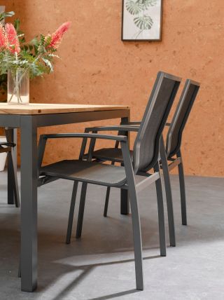 Rodinné večeře na čerstvém vzduchu? Ano, prosím. 🍽️ Polohovací křesla Alice v kombinaci se stolem South Wales jsou ideální...